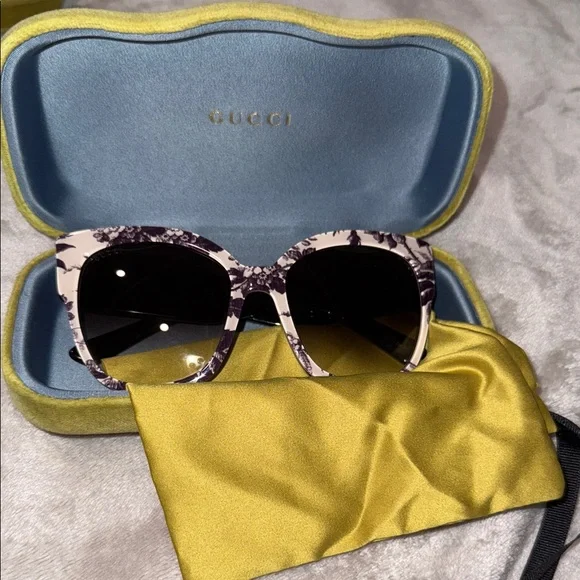 Gucci Black and Cream flower Sunglasses - Picture 1 of 6